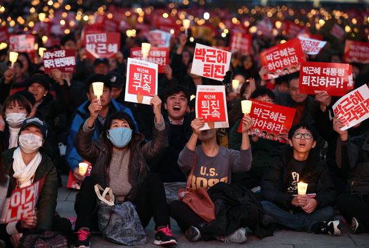 Nouvelle manifestation contre la présidente Park à Séoul