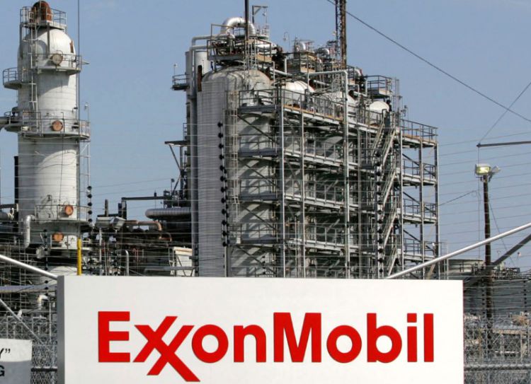 Exxon tente de rassurer sur sa croissance et ses dividendes