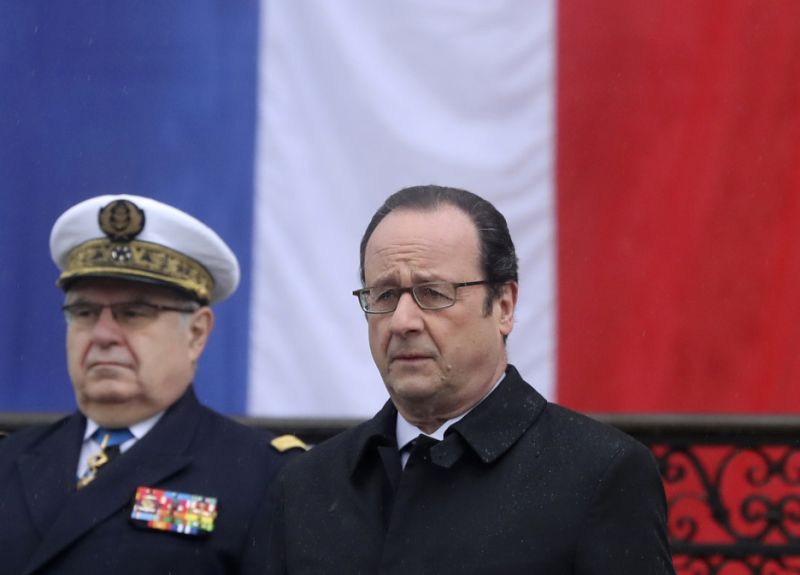 Hollande: Moscou utilise "tous les moyens" pour influencer l'opinion