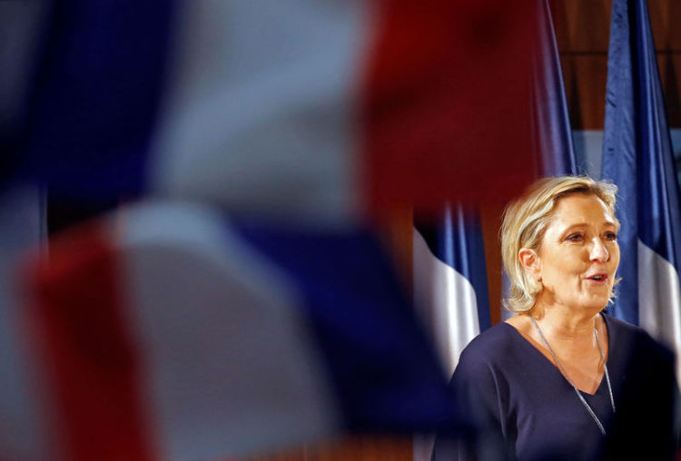 Le Pen cible Fillon "en jachère" et Macron "candidat de l'UEMPS"