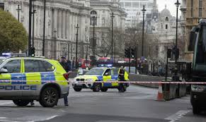 Tirs au Parlement britannique: la Première ministre "va bien", la police évoque une « attaque terroriste »