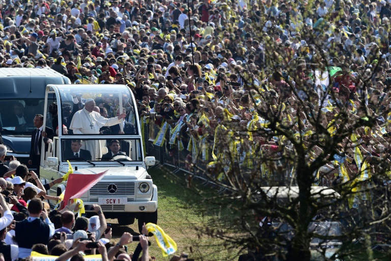 Italie: foule immense pour le pape François près de Milan