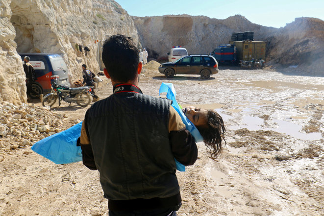 Un enfant victime transporté par un secouriste (photo Reuters)