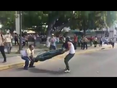 Venezuela: Les violences ont fait 37 morts, statue de Chavez détruite