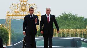 Macron accueille Poutine à Versailles avec les fastes de la monarchie républicaine