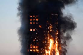 Incendie d'une tour à Londres: au moins 12 morts selon un nouveau bilan