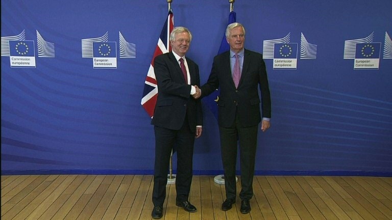 Brexit: Davis et Barnier donnent le coup d'envoi des négociations