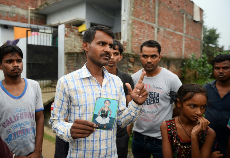 Le calvaire d'un père indien pour maintenir sa fille en vie à l'hôpital de Gorakhpur