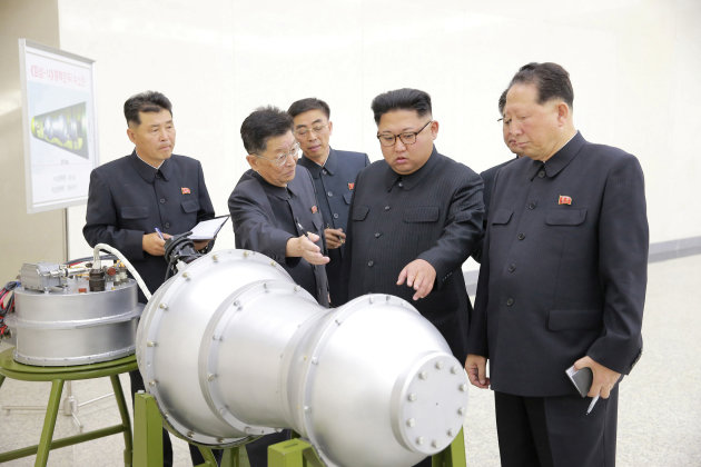 Corée du Nord: Kim inspecte une bombe H destinée à un missile (agence officielle)