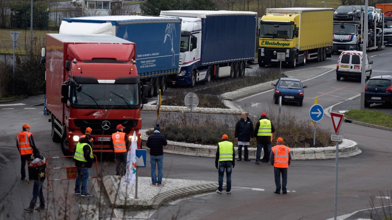 Les routiers bloquent plusieurs dépôts de carburant