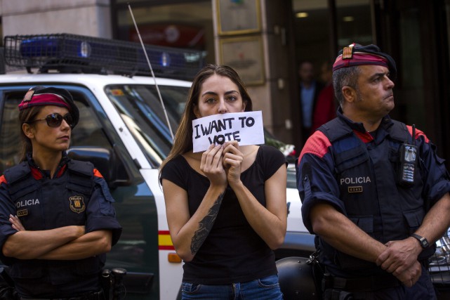 Catalogne: Madrid s'attaque à la logistique du référendum interdit