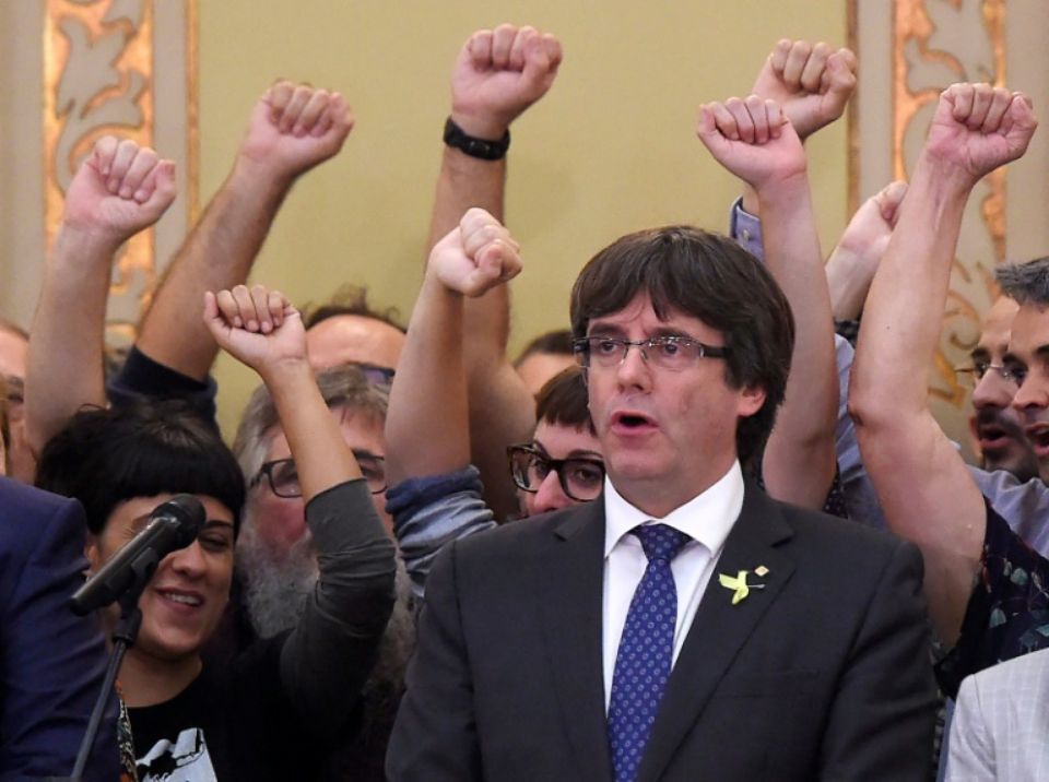 Puigdemont appelle "à s'opposer démocratiquement" à la mise sous tutelle