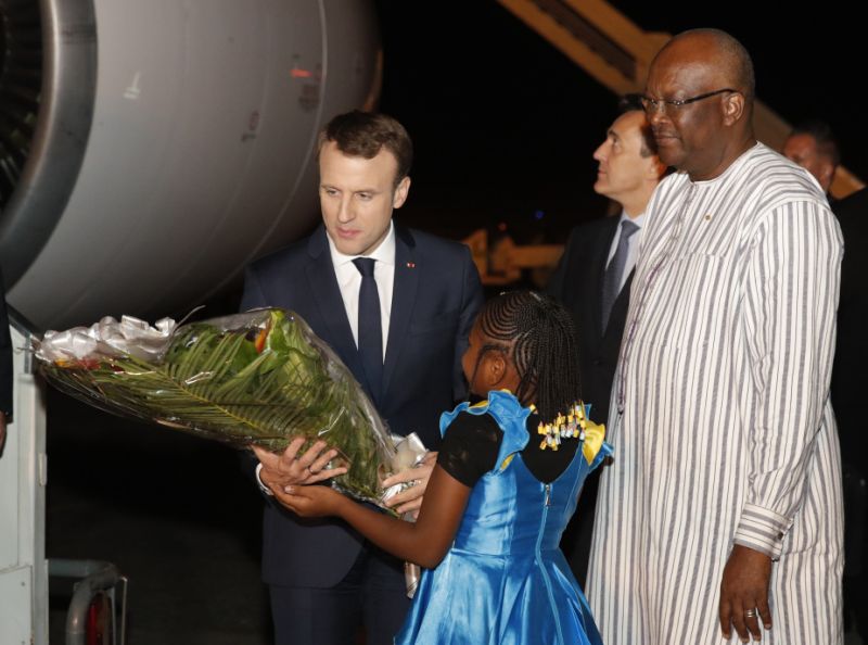 Une grenade (et un bouquet de fleurs) pour l'arrivée de Macron à Ouagadougou