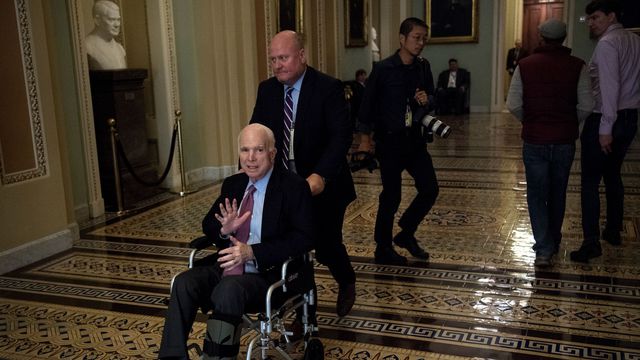 McCain hospitalisé pour les effets secondaires du traitement de son cancer