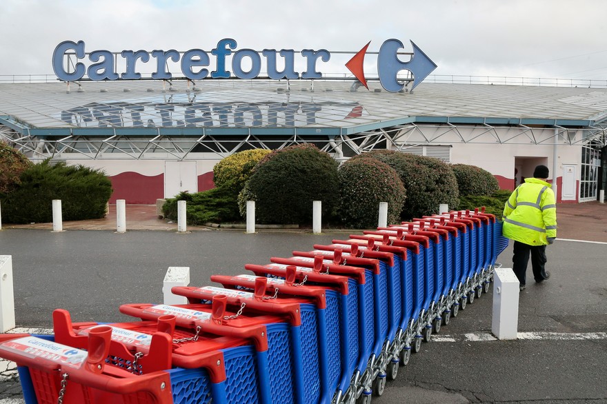 Carrefour annonce 2.400 suppressions de postes en France via des départs volontaires