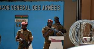 L'état-major des armées dévasté à Ouagadougou, des habitants entre impuissance et colère