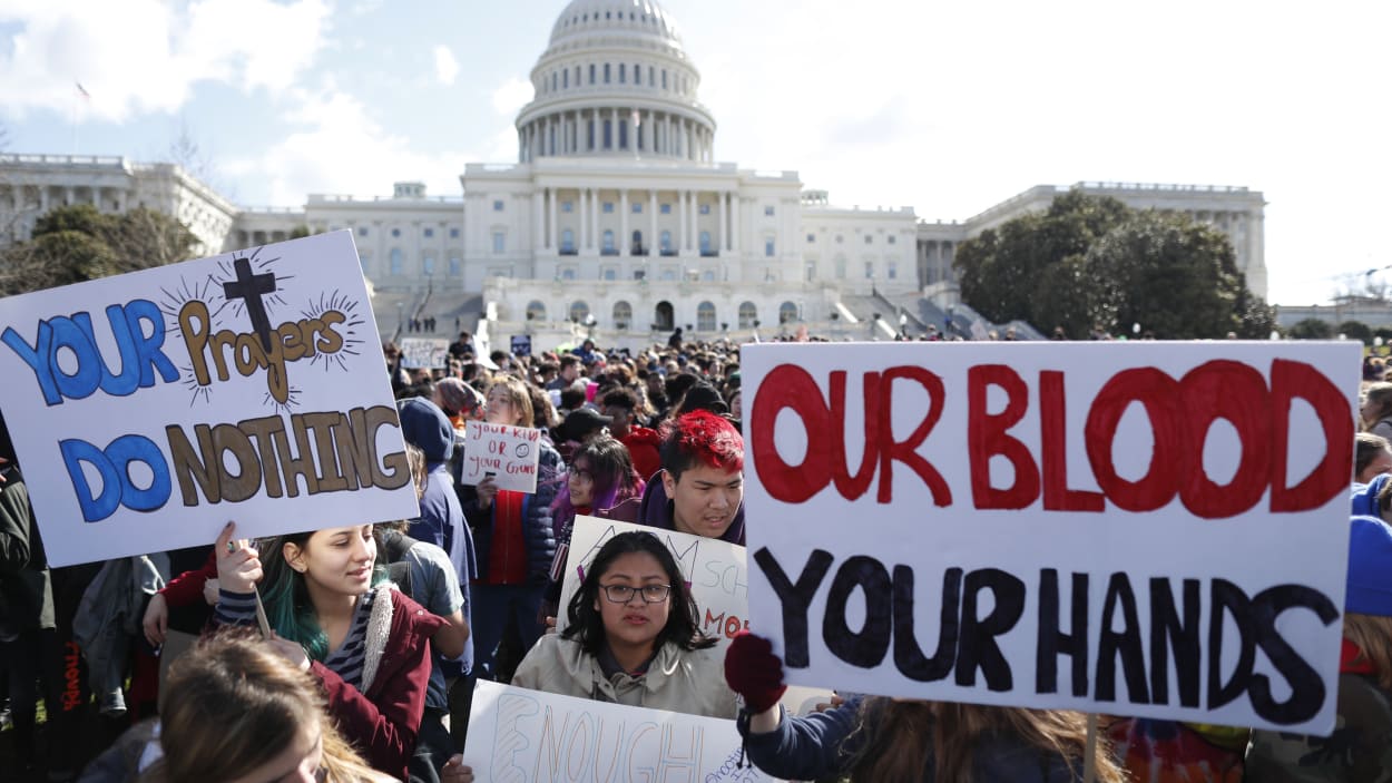 Les jeunes américains dans la rue contre les armes à feu