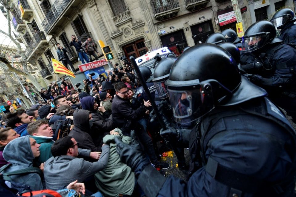 Affrontements en Catalogne après l'arrestation de Puigdemont en Allemagne