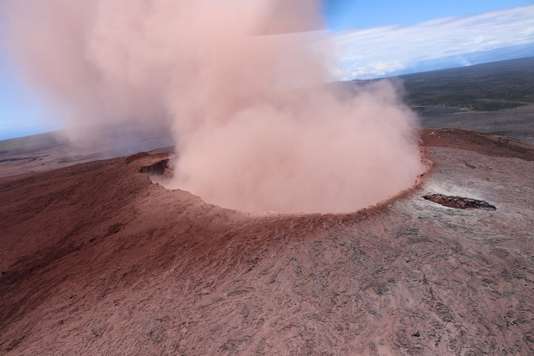 Un séisme de magnitude 6,9 frappe Hawaï sur les flancs d'un volcan en éruption