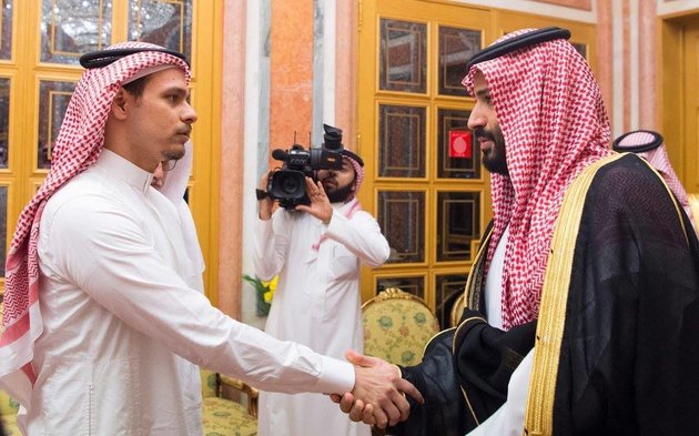 Salah Kashoggi serrant la main à Mohamed Ben Salmane le prince héritier