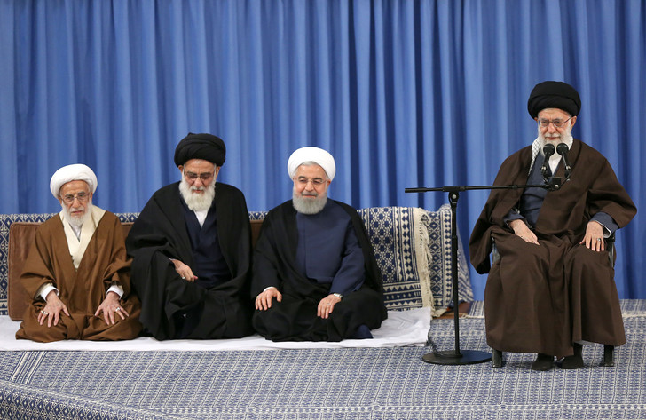 L'Ayatoullah Shahroudi en turban noir (2e à partir de la gauche)