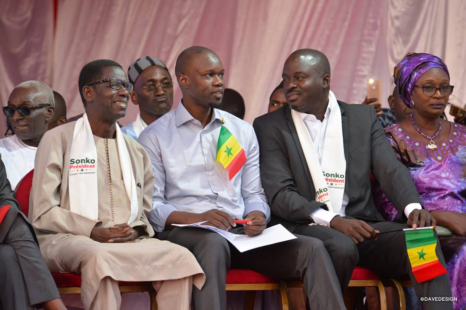 Ousmane Sonko avec une partie de son staff et de ses alliés (Madièye Mbodj en écharpe, Dialo Diop à l'arrière en lunettes noires)