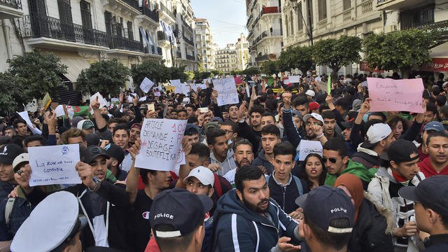 Algérie: Bouteflika met en garde contre le "chaos" avant de nouvelles mobilisations