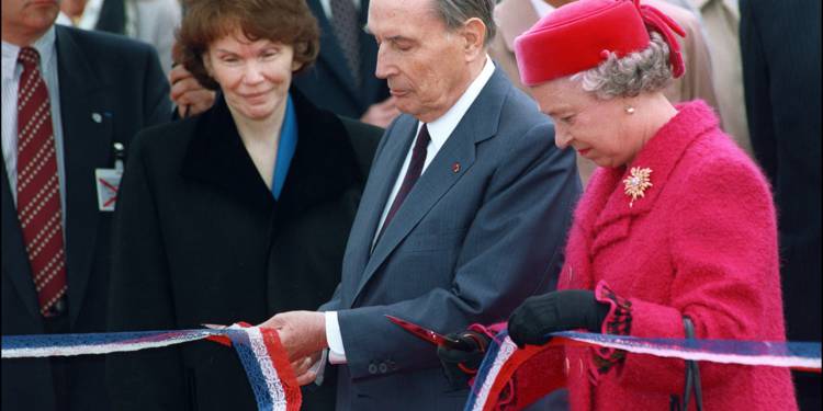 François Mitterrand et sa femme Danielle en compagnie de la reine Elisabeth.