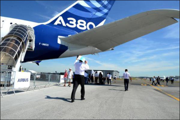 Airbus: Des fissures sur les ailes d'A380, inspections préconisées