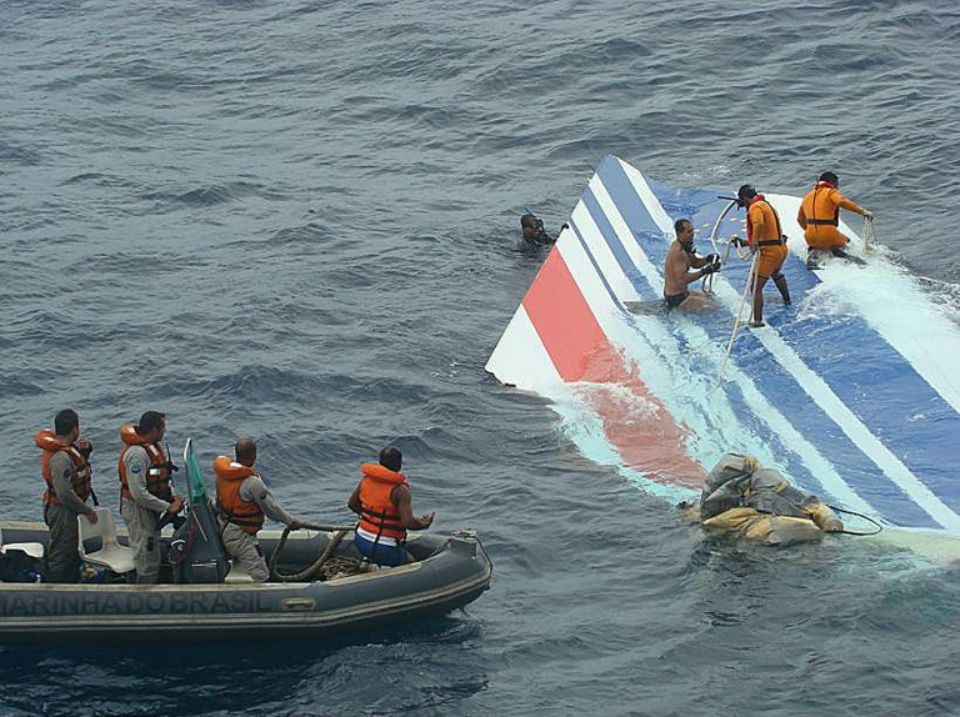 Crash du Rio-Paris: non-lieu pour Airbus et Air France, les familles indignées