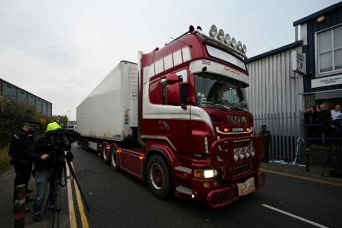 Belgique: Vingt migrants découverts dans 2 camions