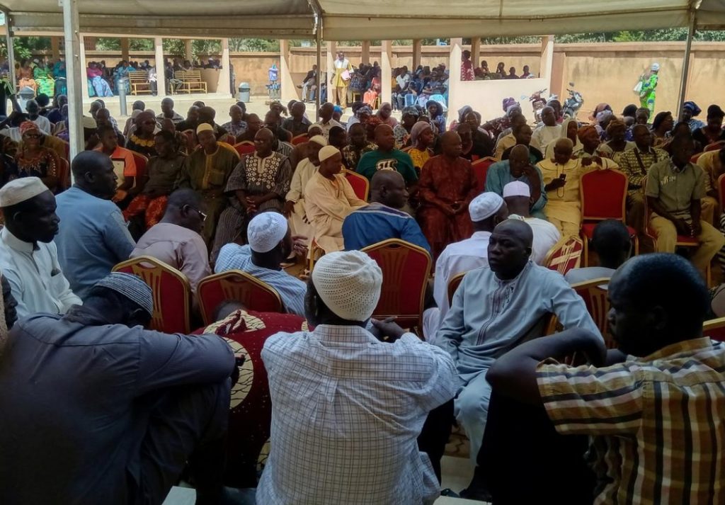 La colère grandit alors que les familles enterrent les morts après l'attaque du Burkina Faso