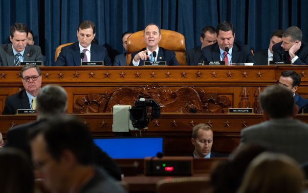 Au milieu, Adam Schiff, qui dirige les auditions qui ont débuté ce matin au Capitole.