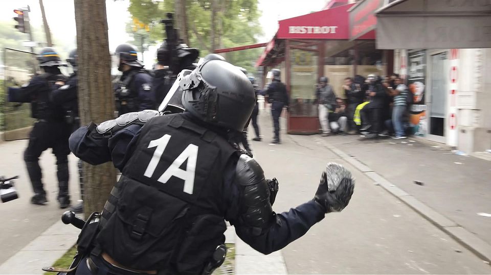 Gilets jaunes: Du sursis requis contre un policier à Paris pour violence