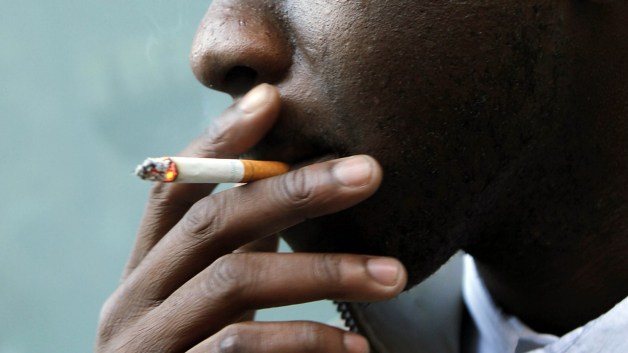 Tabac : la consommation commence à diminuer chez les hommes (OMS)