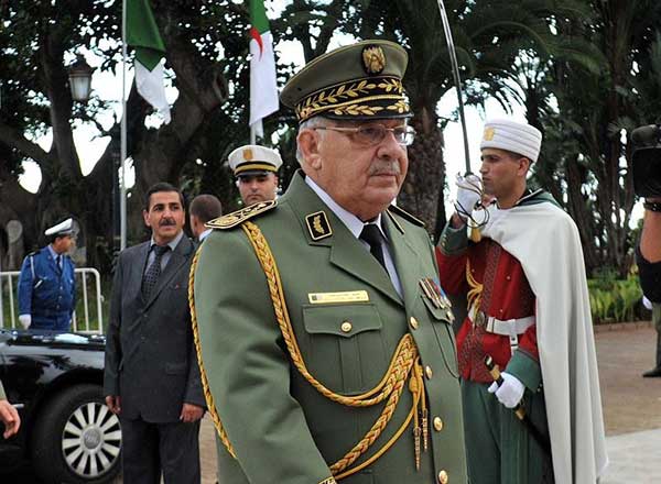 Le puissant général Gaïd Salah enterré avec faste