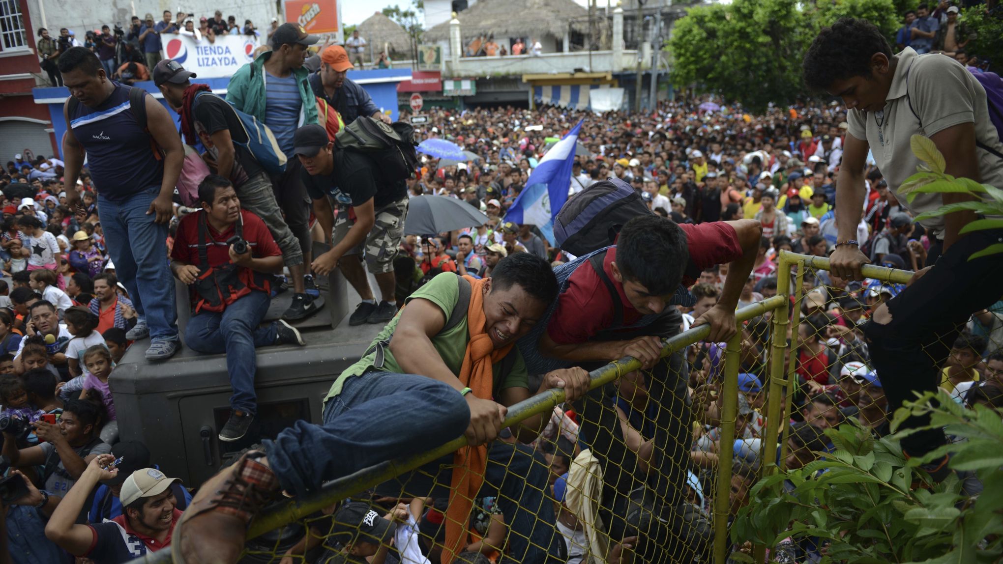 Des Honduriens forcent la frontière du Guatemala