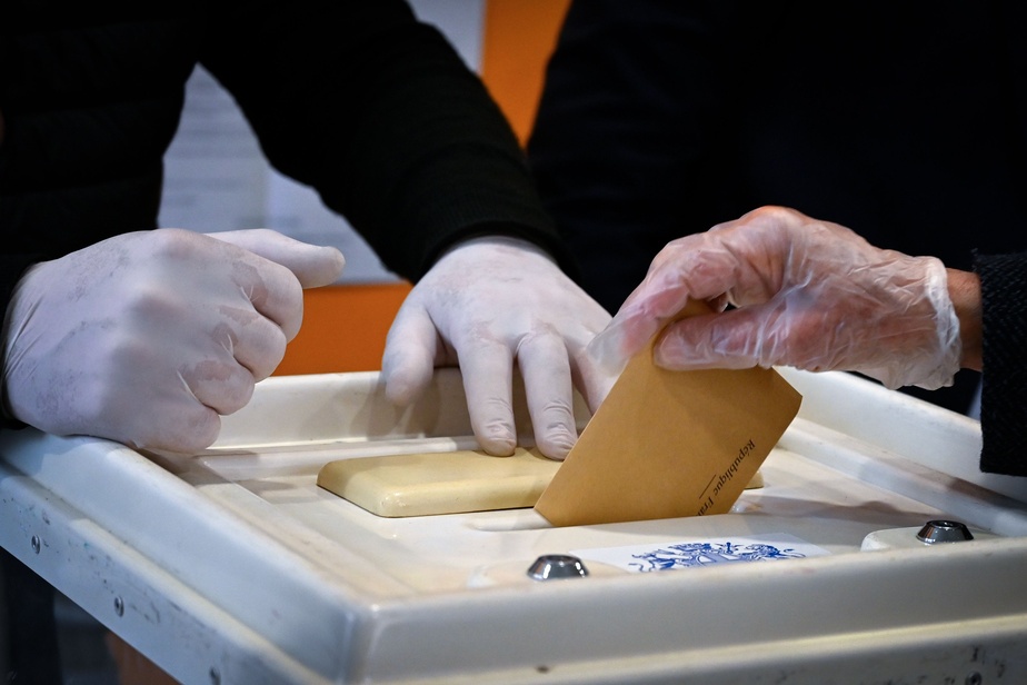 La France aux urnes malgré l'épidémie, la participation chute à midi