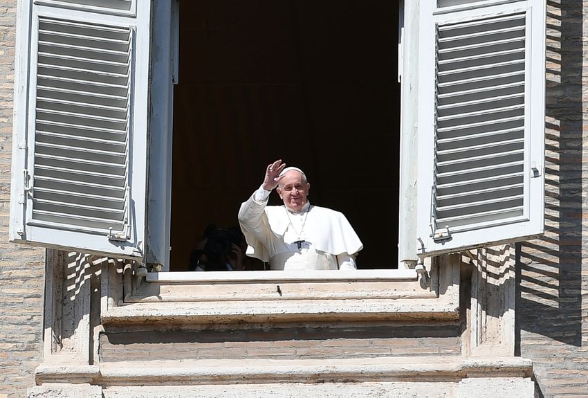 Aux familles confinées, le pape préconise les "calins"