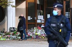 Des gerbes de fleurs en hommage à l'enseignant Samuel Paty