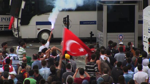 France : Les forces de l’ordre interviennent contre une manif de Turcs