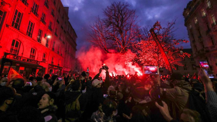 France : La «loi liberticide» examinée au Parlement, violents incidents à Paris