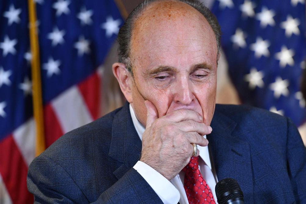 Trump annonce que son avocat Rudy Giuliani est positif au Covid-19