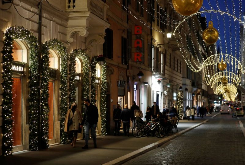 COVID-19 : L'Europe durcit ses mesures à l’approche des fêtes, Paris impose un couvre-feu