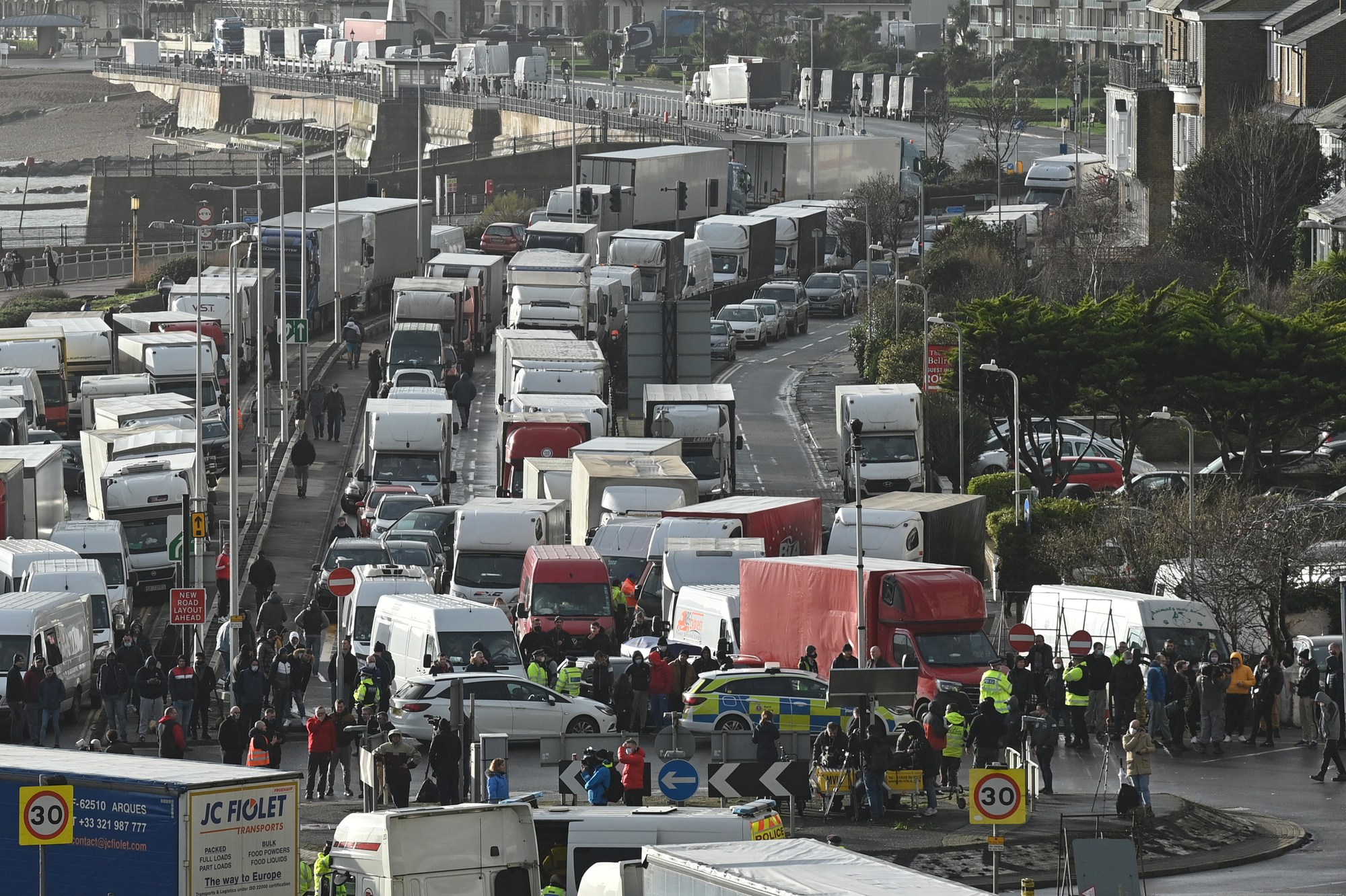 Royaume-Uni: une veille de Noël chaotique pour des milliers de routiers