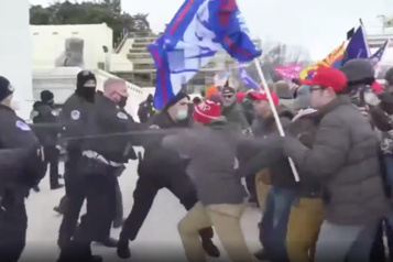 Manifestations pro-Trump : Les abords du Capitole évacués par la police, le couvre-feu décrété à Washington