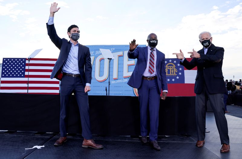 Le Président élu Joe Biden et les deux élus démocrates de Géorgie lors d'un meeting à Atlanta