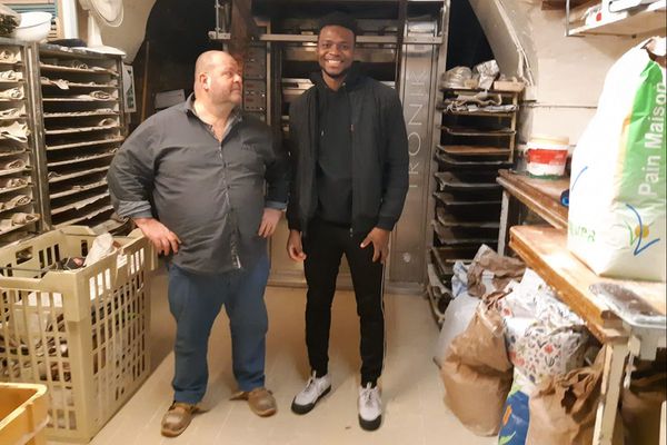 Le boulanger français et son employé guinéen