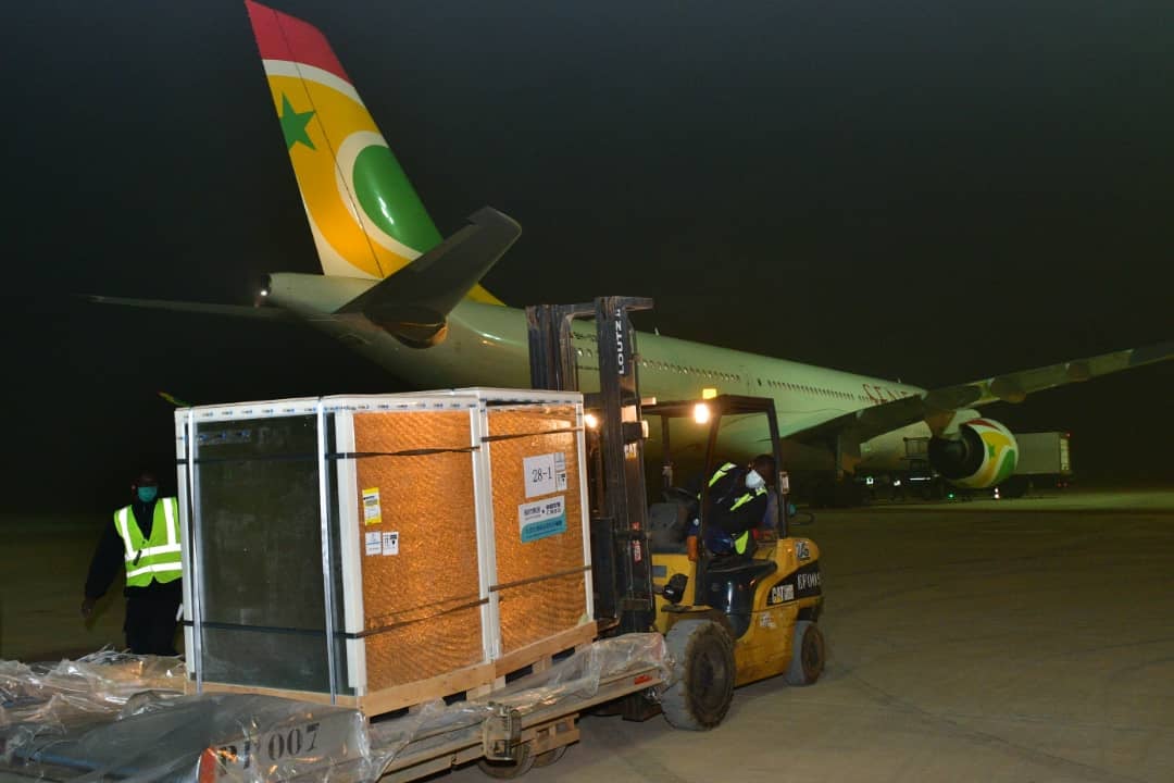 L'avion d'Air Sénégal qui a convoyé les 200 000 doses de vaccin Sinopharma de Beijing à Dakar sur le tarmac de l'AIBD dans la soirée du 17 février