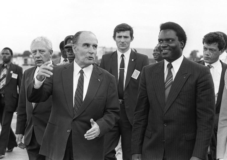 Le président François Mitterrand en compagnie du président rwandais d'alors Juvénal Habyarimana